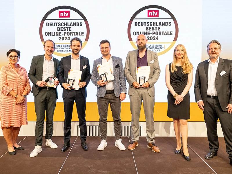 Das Team von KLICK KREDIT hält den ntv-Award für eines der besten Kreditportale Deutschlands in der Hand